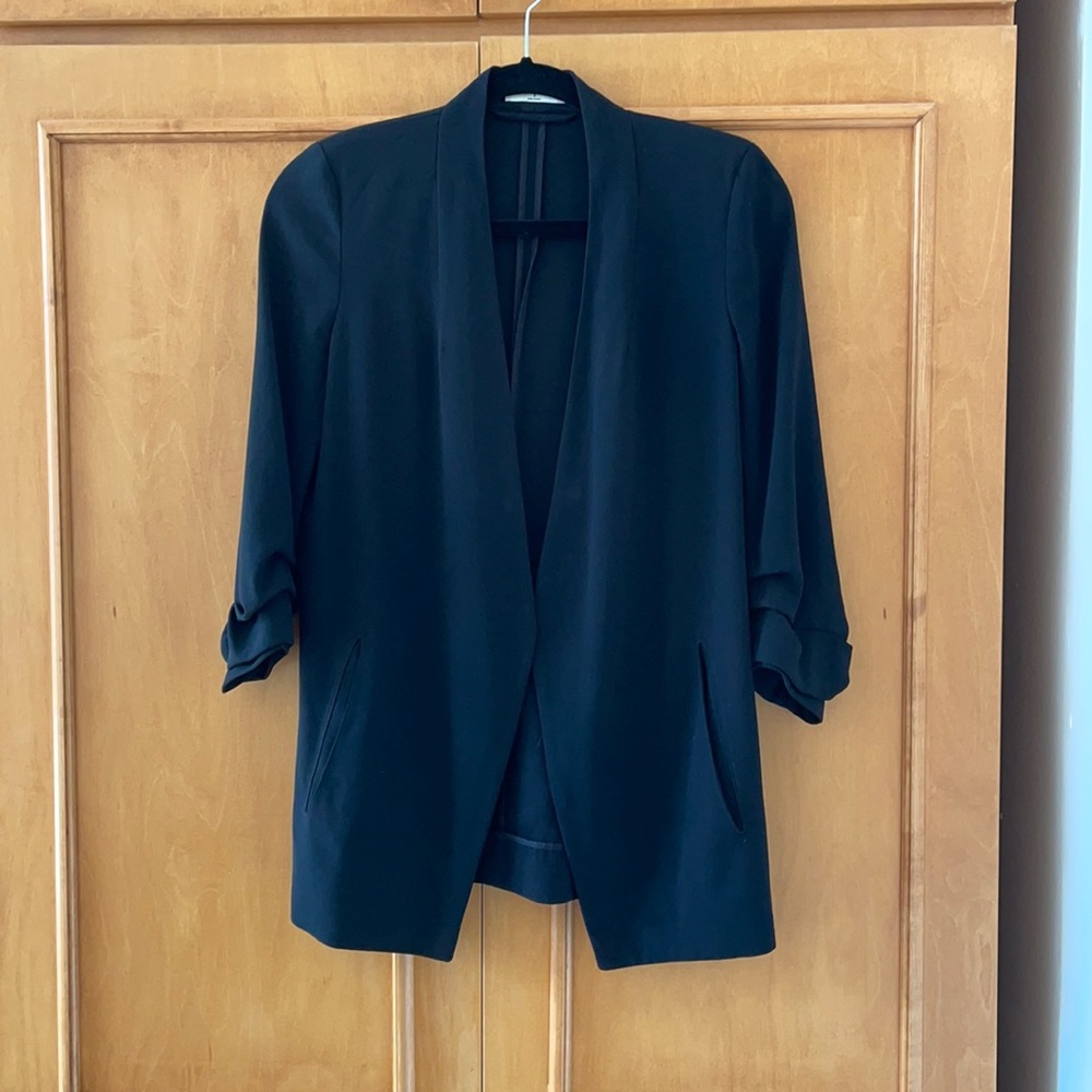 Aritzia brand Babaton black blazer size 2